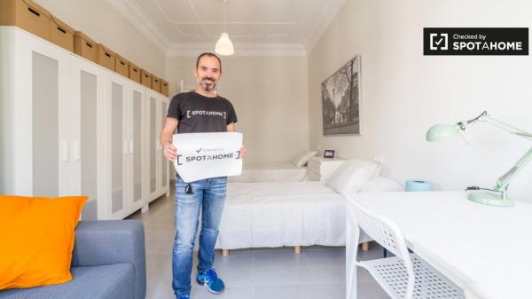 Habitación ordenada en un apartamento de 5 dormitorios en L'Eixample, Valencia