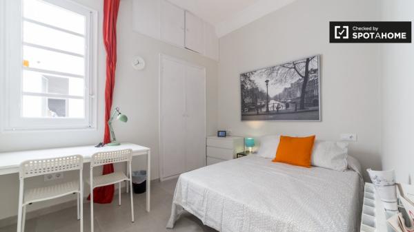 Habitación ordenada en un apartamento de 5 dormitorios en L'Eixample, Valencia