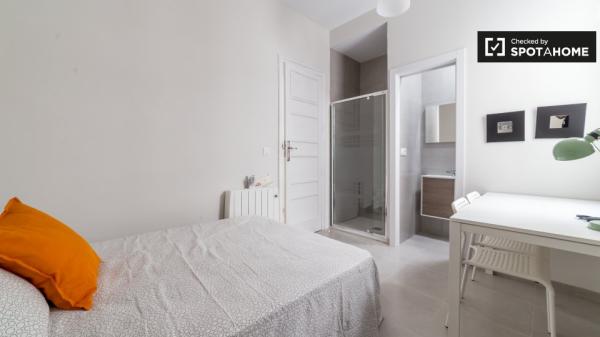 Habitación ordenada en un apartamento de 5 dormitorios en L'Eixample, Valencia