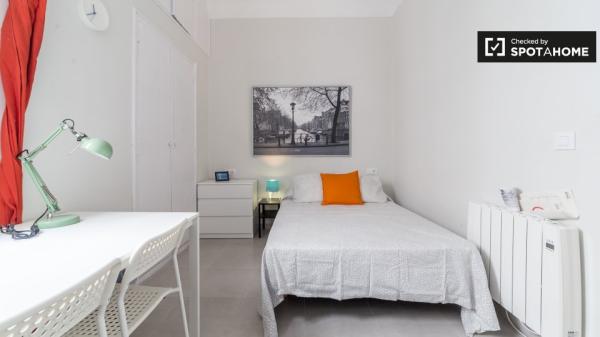 Habitación ordenada en un apartamento de 5 dormitorios en L'Eixample, Valencia