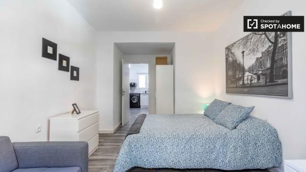 Se alquila habitación en apartamento de 5 dormitorios en Algiros, Valencia.