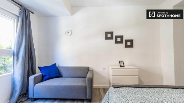 Se alquila habitación en apartamento de 5 dormitorios en Algiros, Valencia.