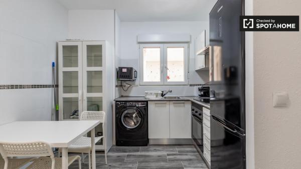 Se alquila habitación en apartamento de 5 dormitorios en Algiros, Valencia.