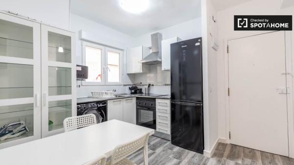 Se alquila habitación en apartamento de 5 dormitorios en Algiros, Valencia.