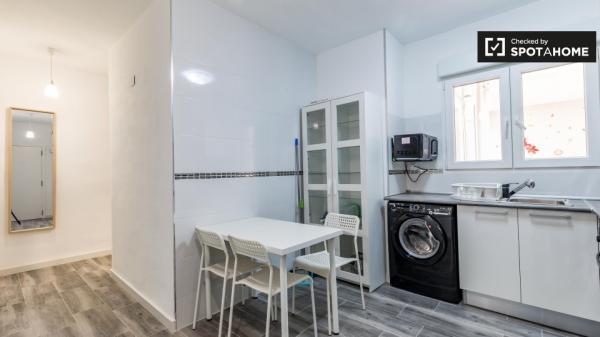 Se alquila habitación en apartamento de 5 dormitorios en Algiros, Valencia.