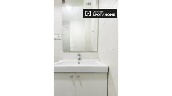 Se alquila habitación en apartamento de 5 dormitorios en Algiros, Valencia.