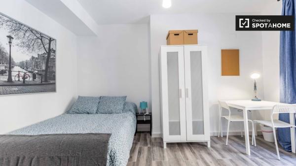 Se alquila habitación en apartamento de 5 dormitorios en Algiros, Valencia.