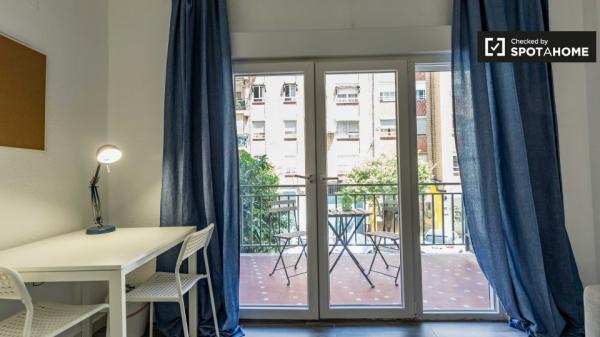 Se alquila habitación en apartamento de 5 dormitorios en Algiros, Valencia.