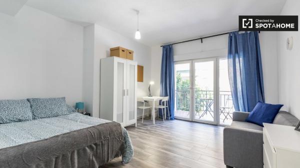 Se alquila habitación en apartamento de 5 dormitorios en Algiros, Valencia.