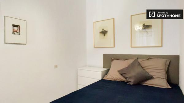 Habitación con baño en un apartamento de 8 dormitorios en Madrid