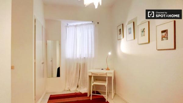 Habitación con baño en un apartamento de 8 dormitorios en Madrid