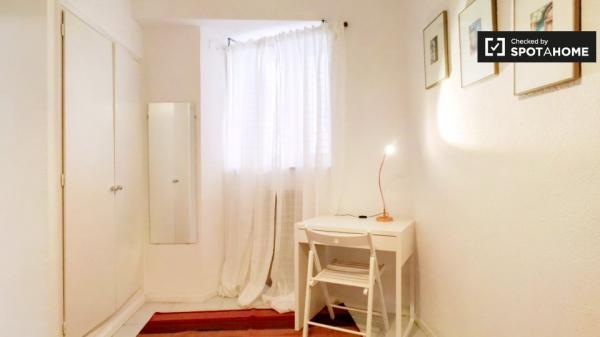 Habitación con baño en un apartamento de 8 dormitorios en Madrid