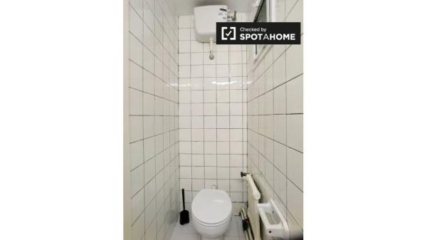 Habitación con baño en un apartamento de 8 dormitorios en Madrid