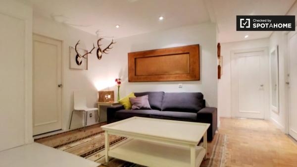 Habitación con baño en un apartamento de 8 dormitorios en Madrid