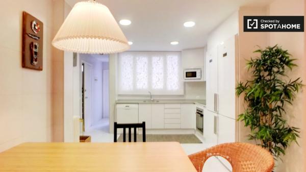 Habitación con baño en un apartamento de 8 dormitorios en Madrid