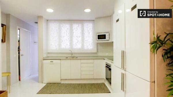 Habitación con baño en un apartamento de 8 dormitorios en Madrid