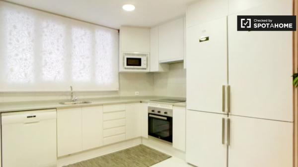 Habitación con baño en un apartamento de 8 dormitorios en Madrid