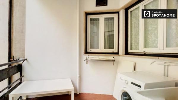 Habitación con baño en un apartamento de 8 dormitorios en Madrid