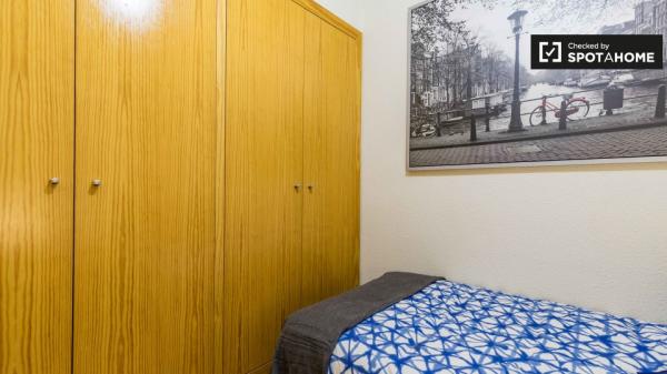 Chambre à louer dans un grand appartement de 5 chambres, El Pla del Real