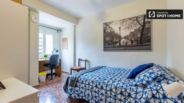 Chambre à louer dans un grand appartement de 5 chambres, El Pla del Real