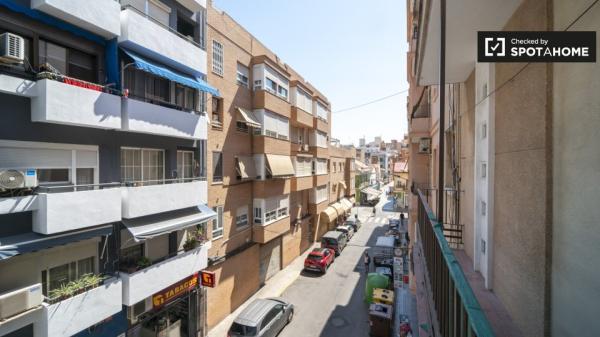 Se alquila habitación en piso de 3 dormitorios en valencia.