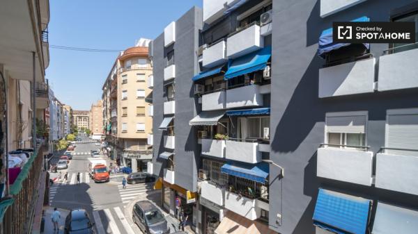 Se alquila habitación en piso de 3 dormitorios en valencia.