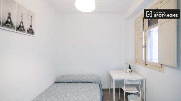 Se alquila habitación en piso de 3 dormitorios en valencia.