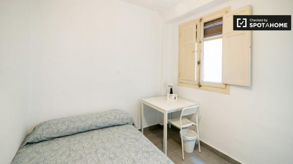 Se alquila habitación en piso de 3 dormitorios en valencia.