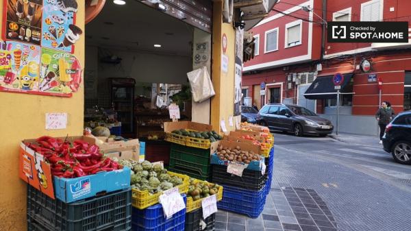 Stanza in affitto in appartamento con 4 camere da letto a El Cabanyal