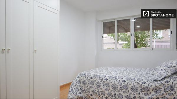 Alugo quarto em apartamento de 3 quartos em Comillas, Madrid