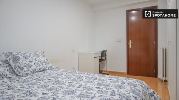 Alugo quarto em apartamento de 3 quartos em Comillas, Madrid