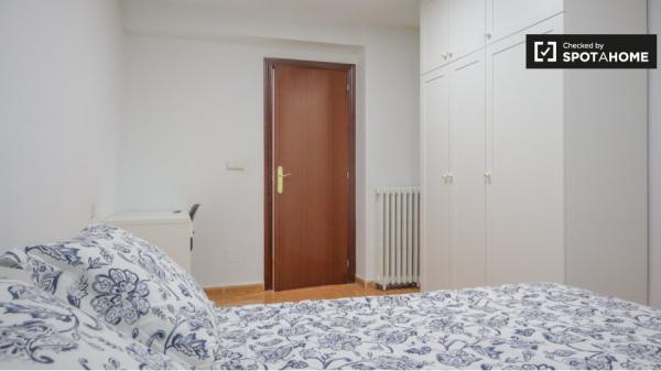 Alugo quarto em apartamento de 3 quartos em Comillas, Madrid