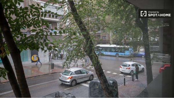 Alugo quarto em apartamento de 3 quartos em Comillas, Madrid