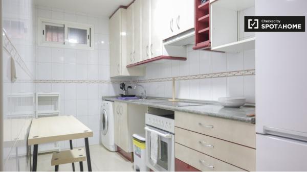 Alugo quarto em apartamento de 3 quartos em Comillas, Madrid