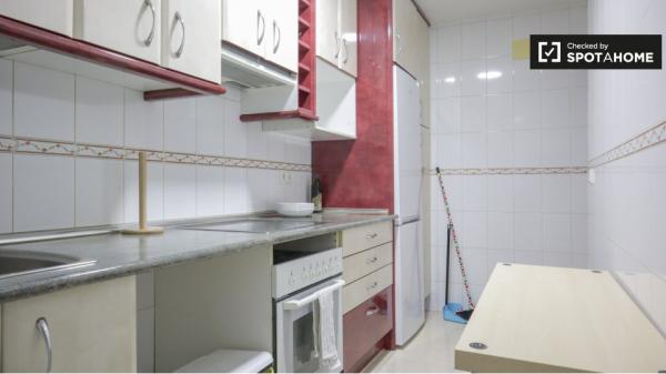 Alugo quarto em apartamento de 3 quartos em Comillas, Madrid