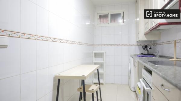 Alugo quarto em apartamento de 3 quartos em Comillas, Madrid