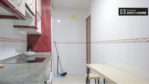 Alugo quarto em apartamento de 3 quartos em Comillas, Madrid