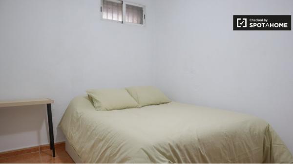 Alugo quarto em apartamento de 3 quartos em Comillas, Madrid