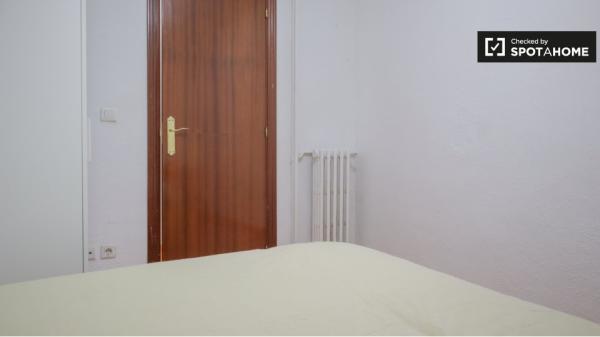 Alugo quarto em apartamento de 3 quartos em Comillas, Madrid