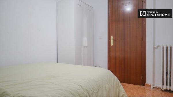 Alugo quarto em apartamento de 3 quartos em Comillas, Madrid