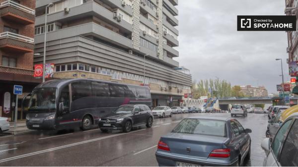 Alugo quarto em apartamento de 3 quartos em Comillas, Madrid