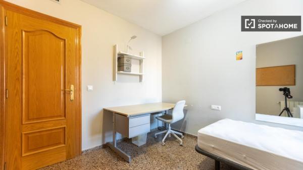 Se alquila habitación en apartamento de 4 dormitorios en Algiros, Valencia.