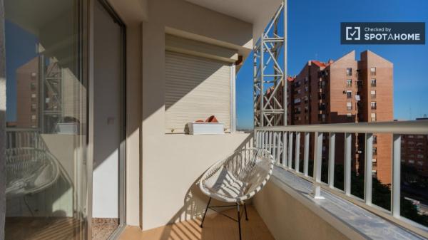 Se alquila habitación en apartamento de 4 dormitorios en Algiros, Valencia.