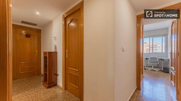 Se alquila habitación en apartamento de 4 dormitorios en Algiros, Valencia.