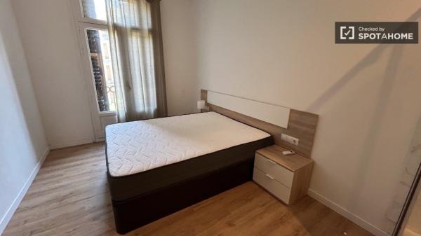 Se alquila habitación en apartamento de 7 dormitorios en Eixample, Barcelona