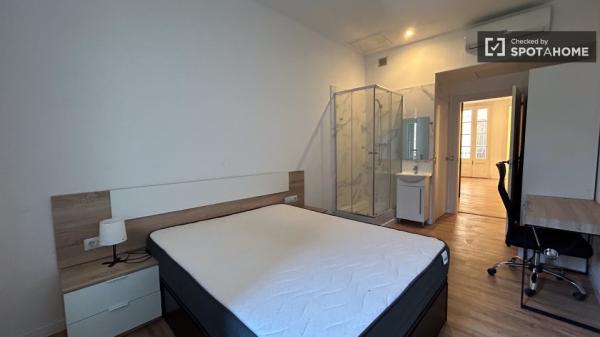 Se alquila habitación en apartamento de 7 dormitorios en Eixample, Barcelona