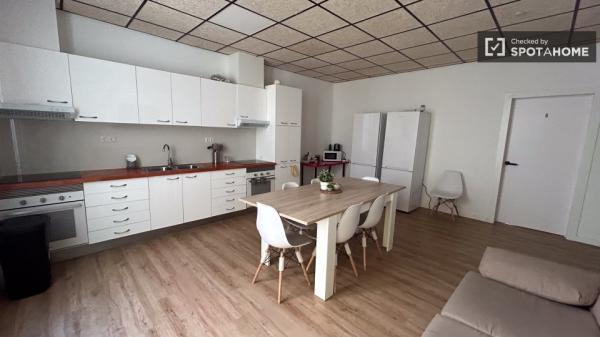 Se alquila habitación en apartamento de 7 dormitorios en Eixample, Barcelona