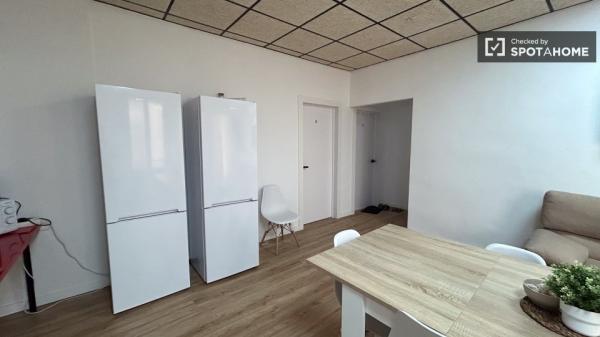 Se alquila habitación en apartamento de 7 dormitorios en Eixample, Barcelona