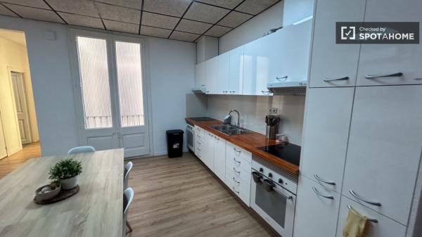 Se alquila habitación en apartamento de 7 dormitorios en Eixample, Barcelona