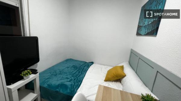 Habitación en piso compartido en madrid.